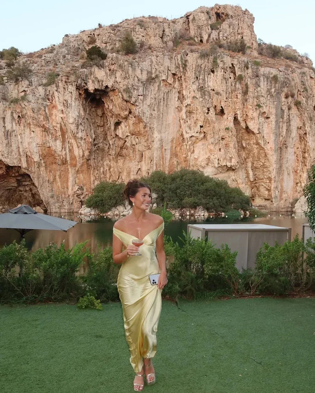 Inger | Satin maxikjole med off shoulder og aftenkjole stil
