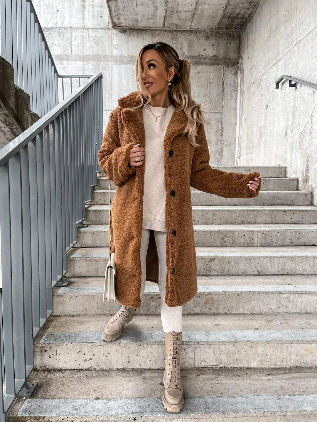 Anne | Lang trenchcoat i blød plys med klassisk design