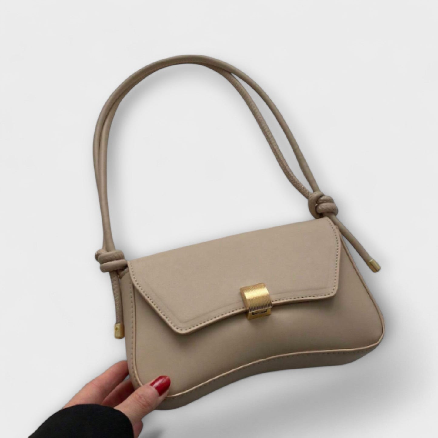 Celvira | Dame skuldertaske med flap design og kompakt form