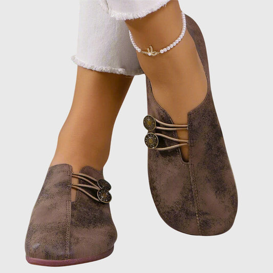 Saga | Kvinders forårslækre slip-on flade sko med knapper