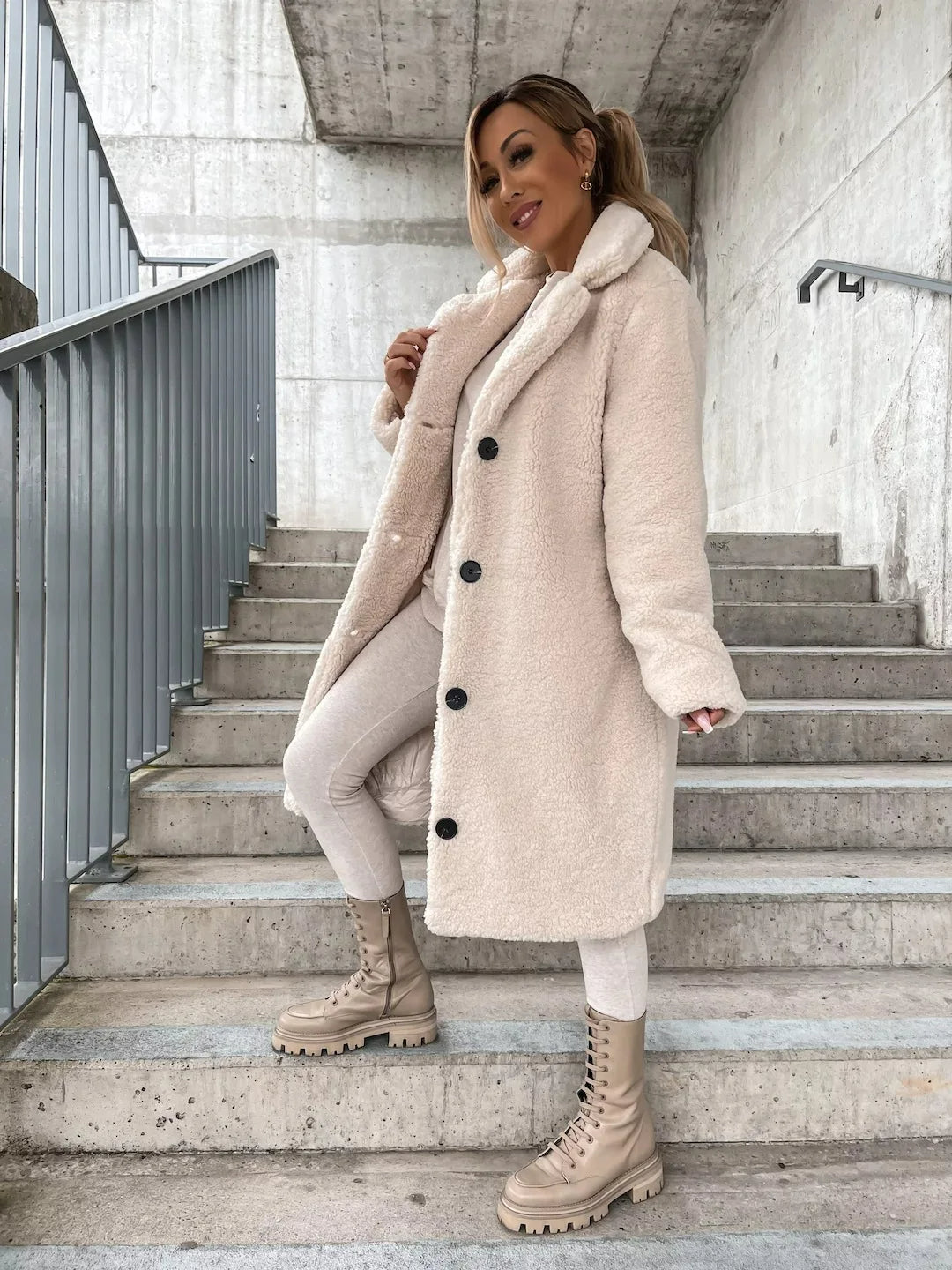 Anne | Lang trenchcoat i blød plys med klassisk design