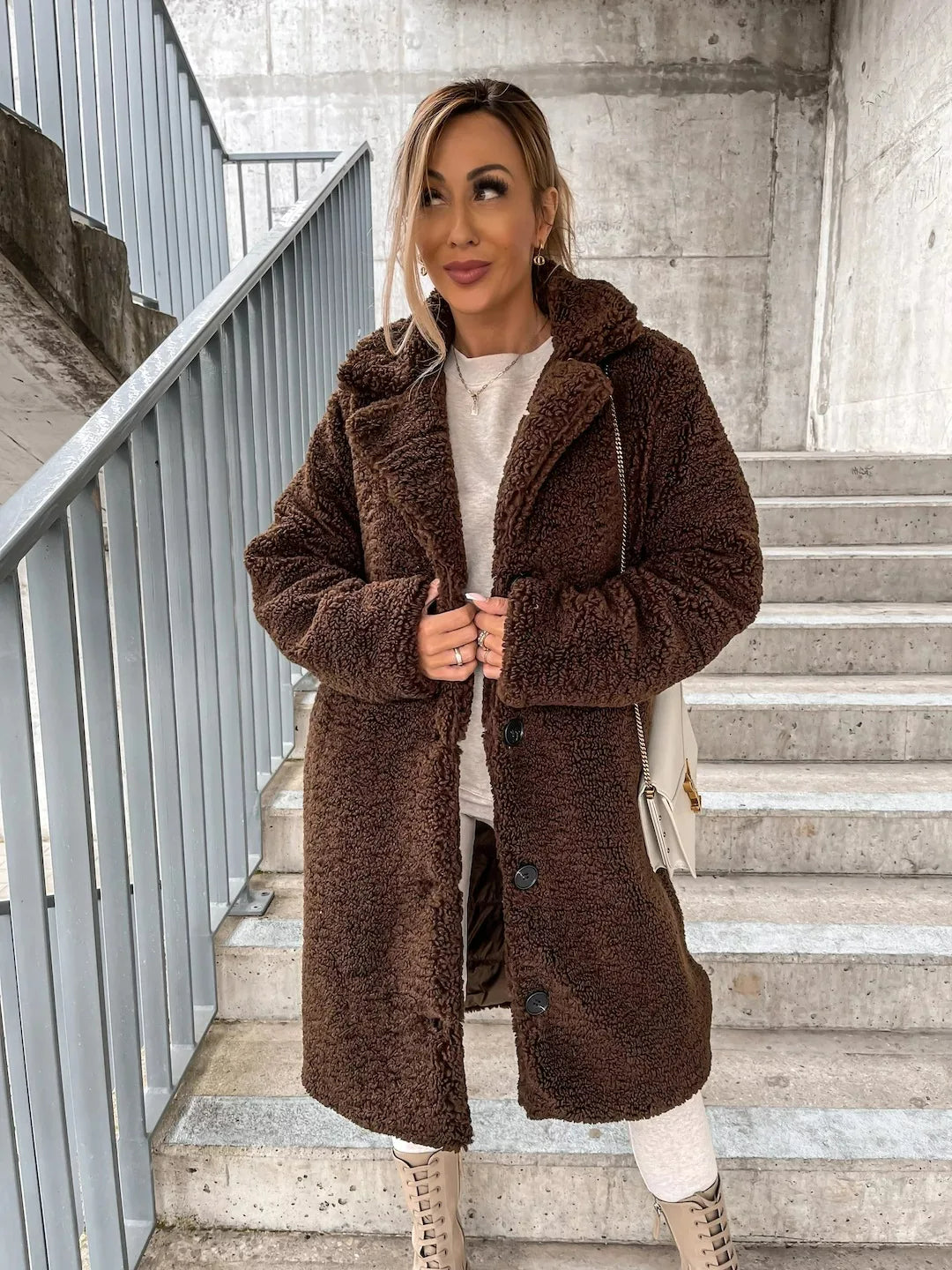 Anne | Lang trenchcoat i blød plys med klassisk design