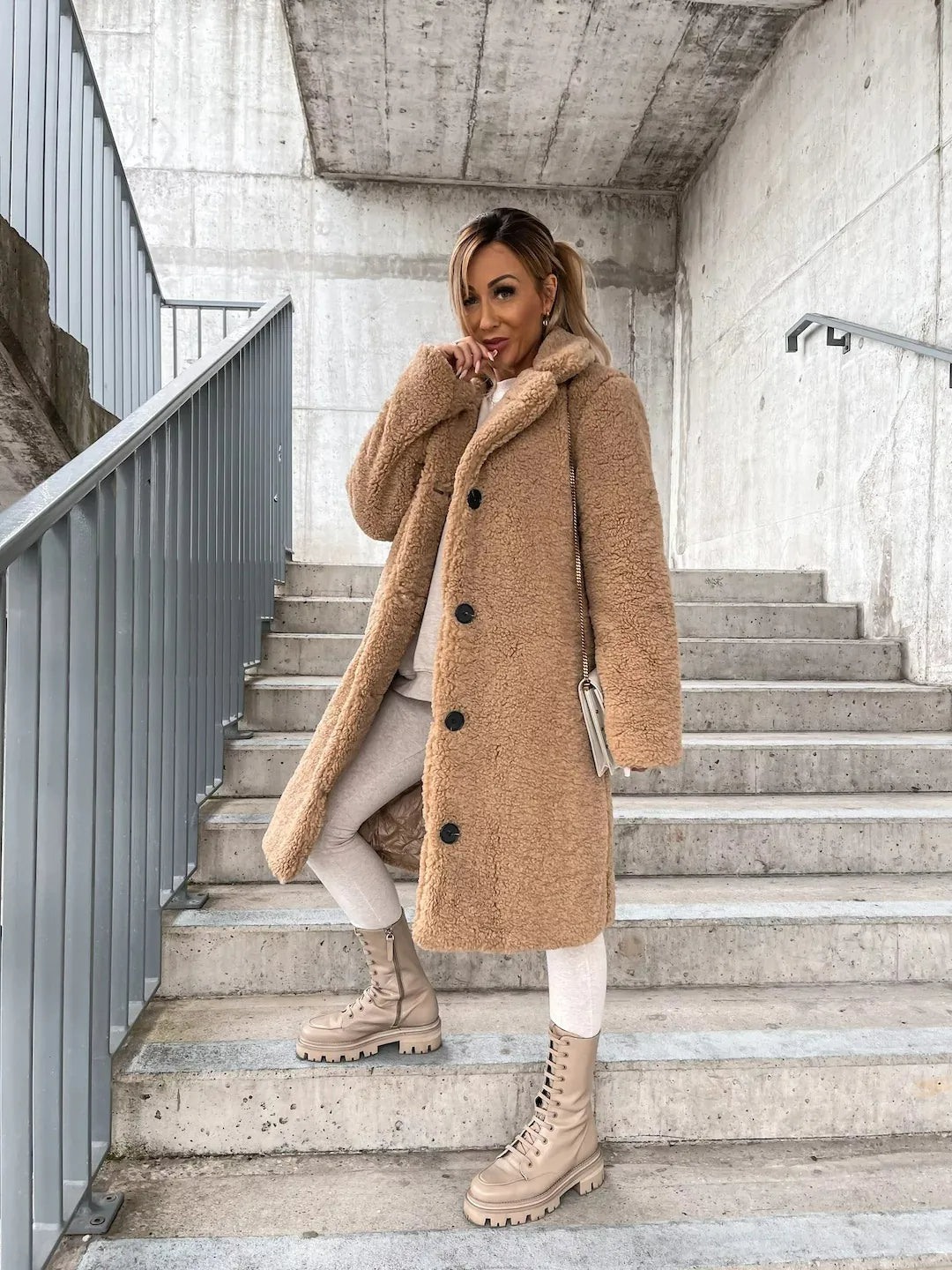 Anne | Lang trenchcoat i blød plys med klassisk design