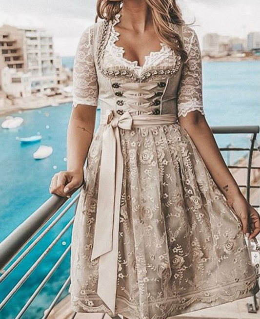 Hilda | Damenkleid in Blond mit Korsettoberteil und Stickdetails