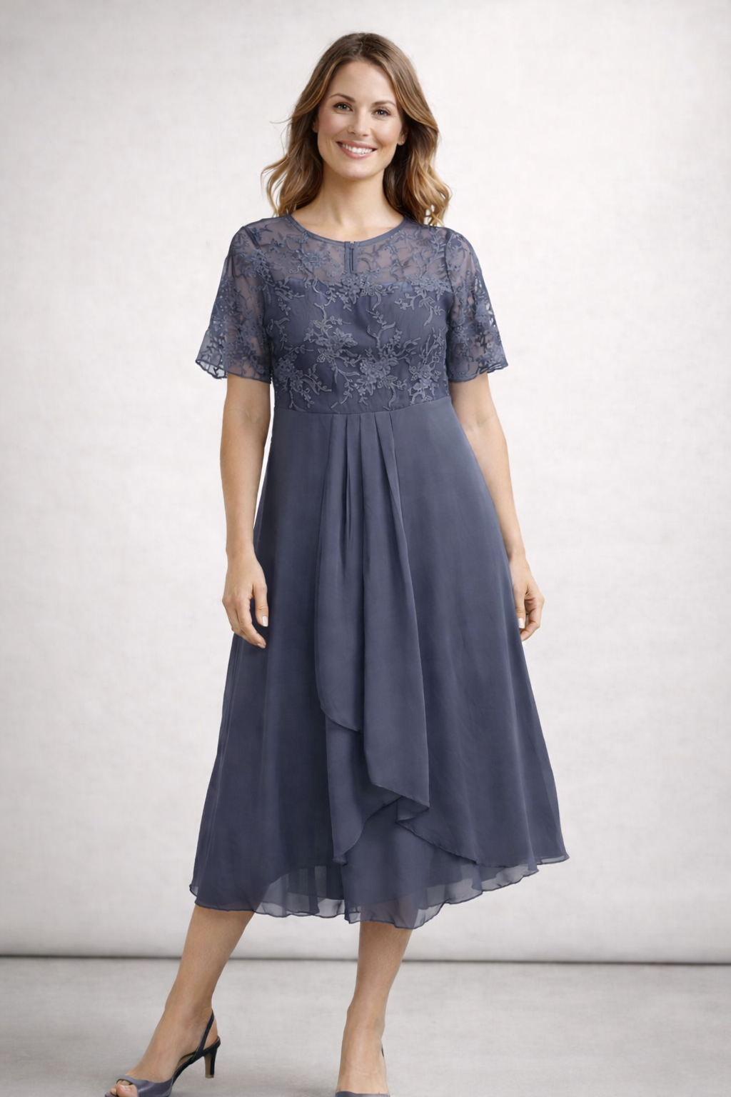 Lisbeth | Dame midikjole med blonder og chiffon kortærmet