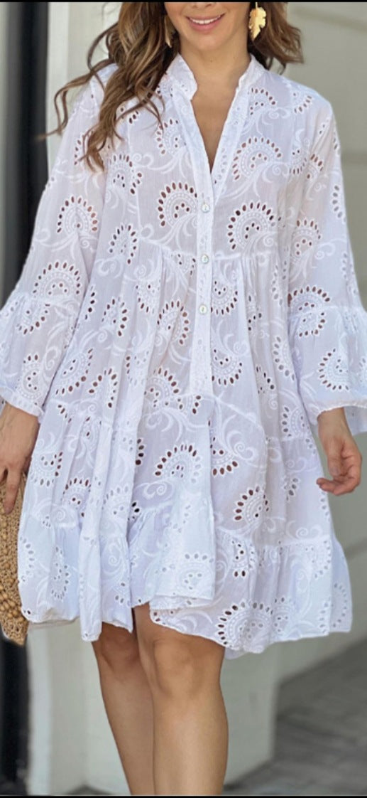 Katrine | Dame minikjole med broderi og flæsedesign