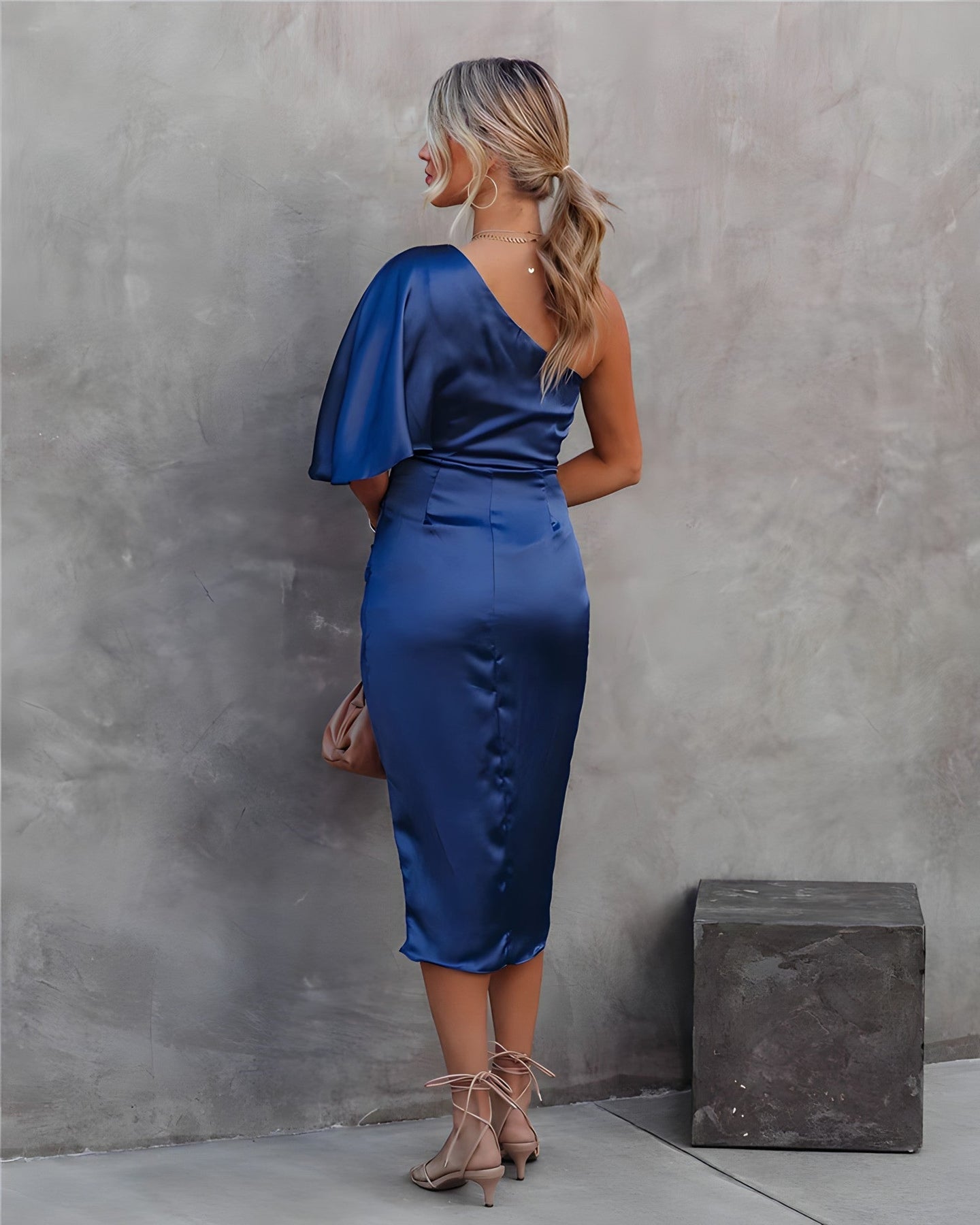 Selina | Asymmetrisk midikjole til damer med én ærme | Elegant sideslids