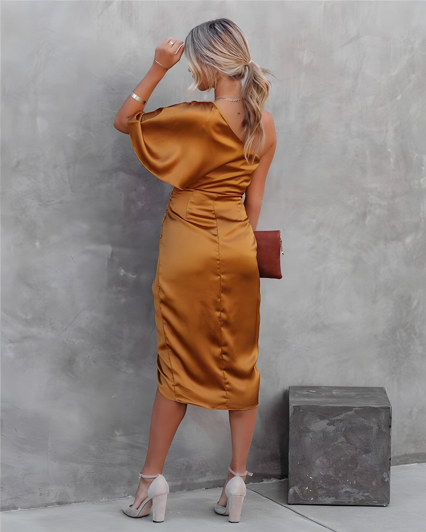Selina | Asymmetrisk midikjole til damer med én ærme | Elegant sideslids