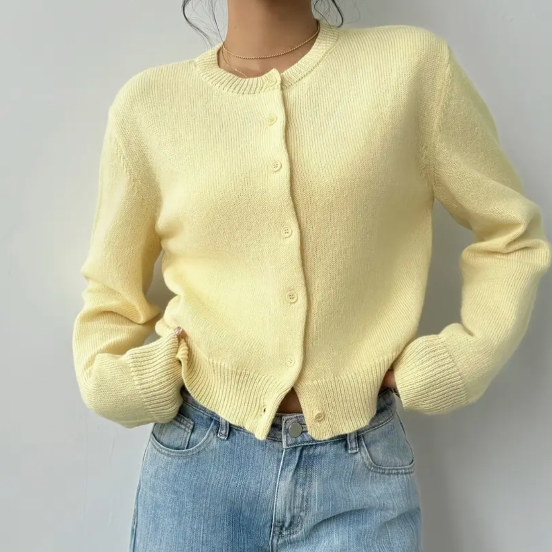 Elvira | Kort strikcardigan med knapper og rund hals