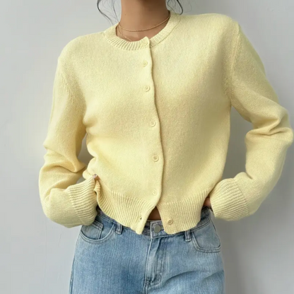 Elvira | Kort strikcardigan med knapper og rund hals