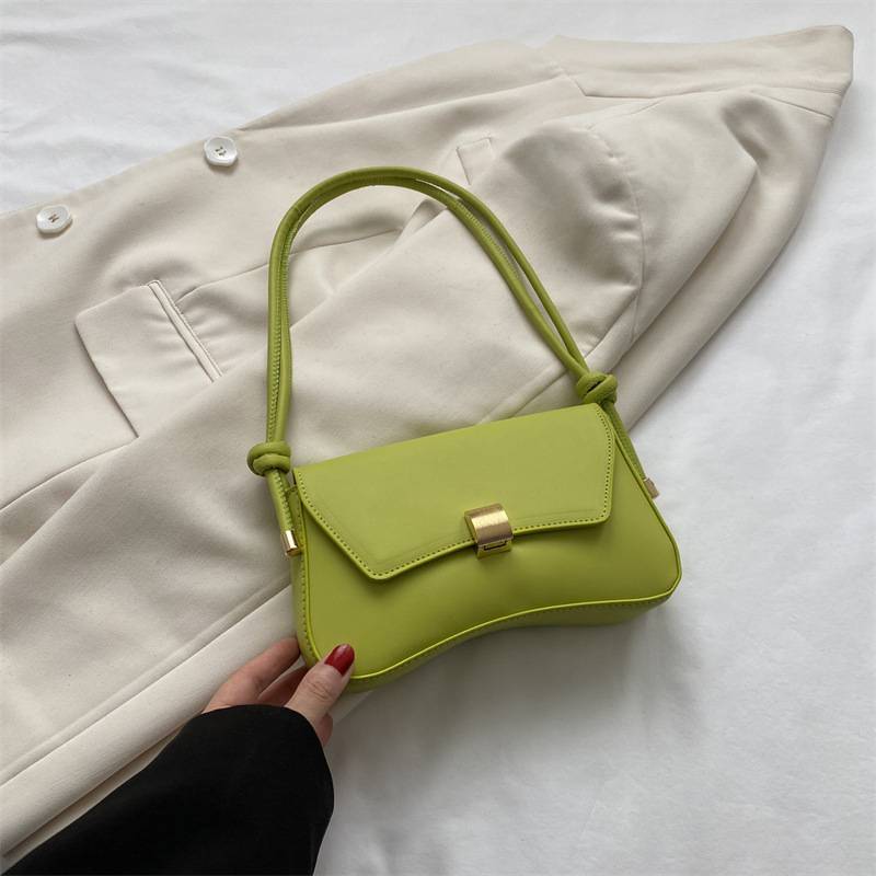 Celvira | Dame skuldertaske med flap design og kompakt form