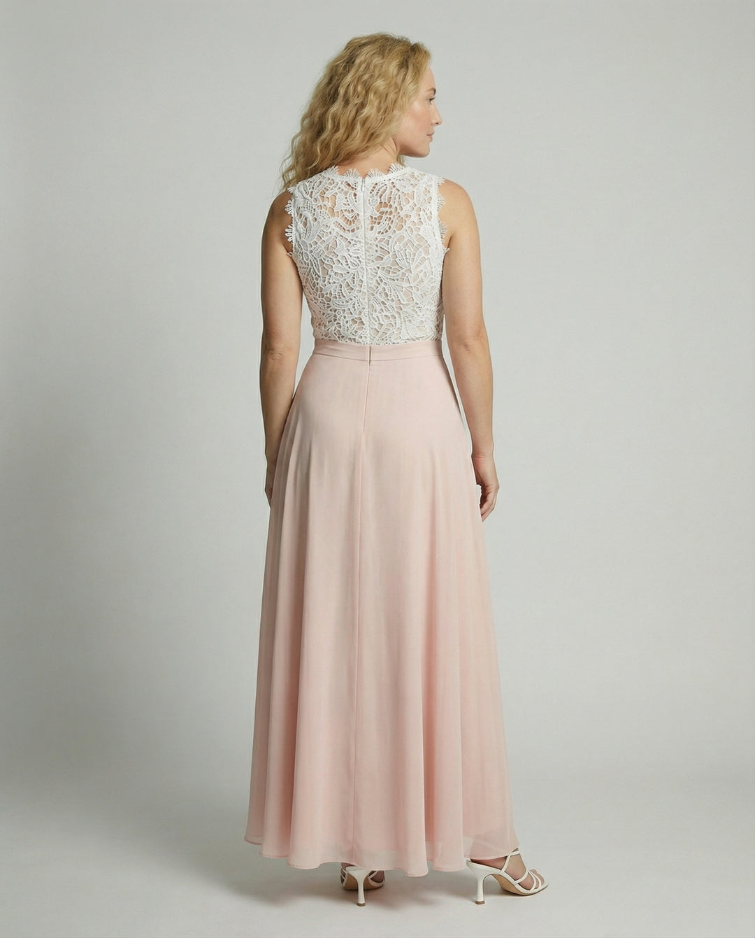 Sanna | Maxikjole med blondedetaljer og figursyet talje | Elegant