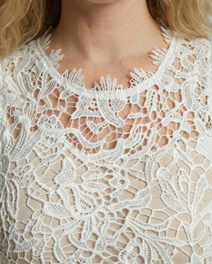 Sanna | Maxikjole med blondedetaljer og figursyet talje | Elegant