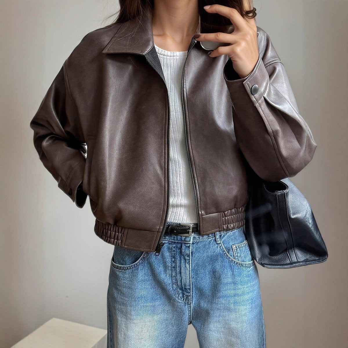 Freja | Damen-Bomberjacke aus Kunstleder mit elastischem Saum und Reißverschluss