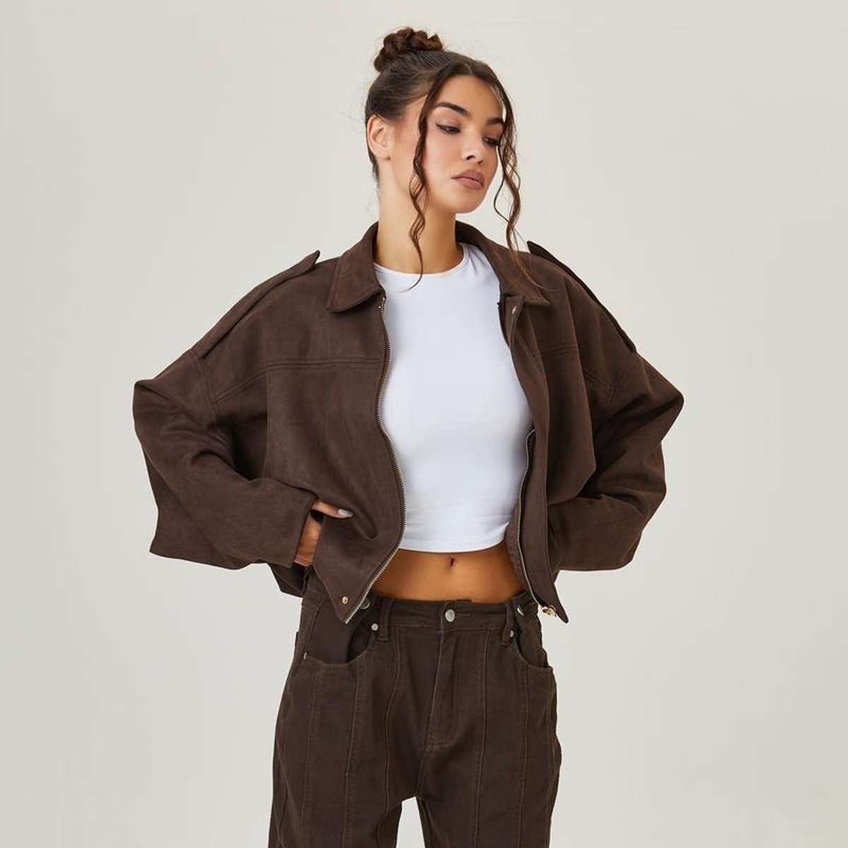 Selma | Kurze Damen-Bomberjacke mit Oversize-Passform und Kunstveloursleder