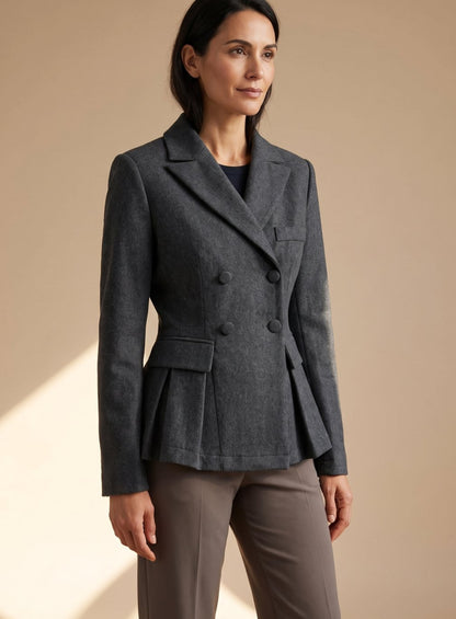 Vibeke | Dame figursyet peplum-blazer med dobbeltradet lukning