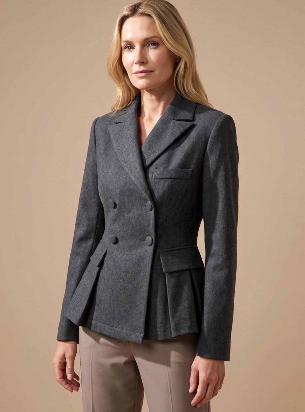 Vibeke | Dame figursyet peplum-blazer med dobbeltradet lukning
