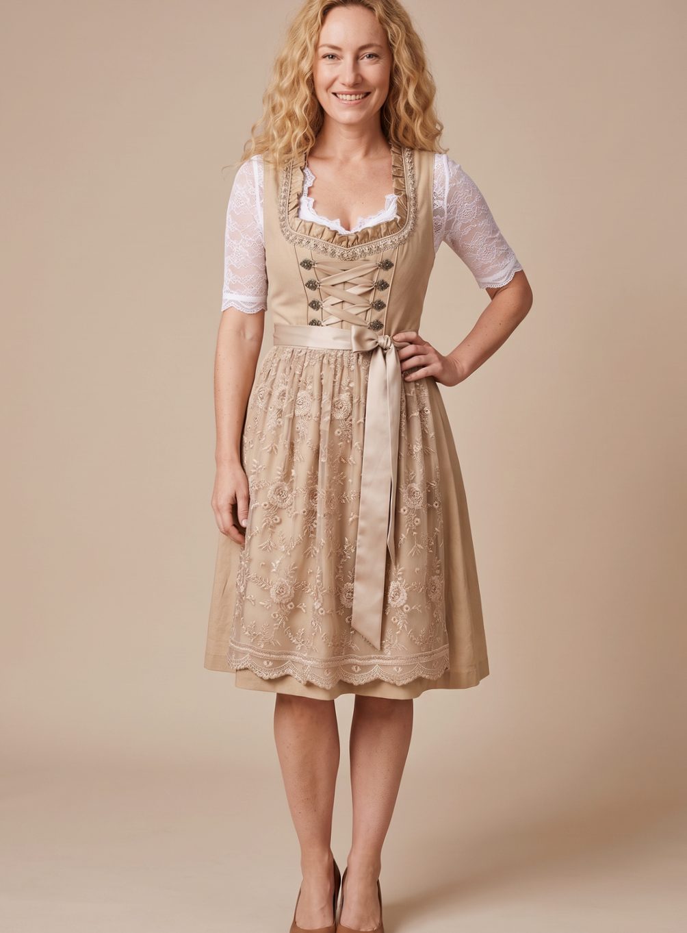 Gitte | Dame dirndl-kjole med blondebluse og snøring