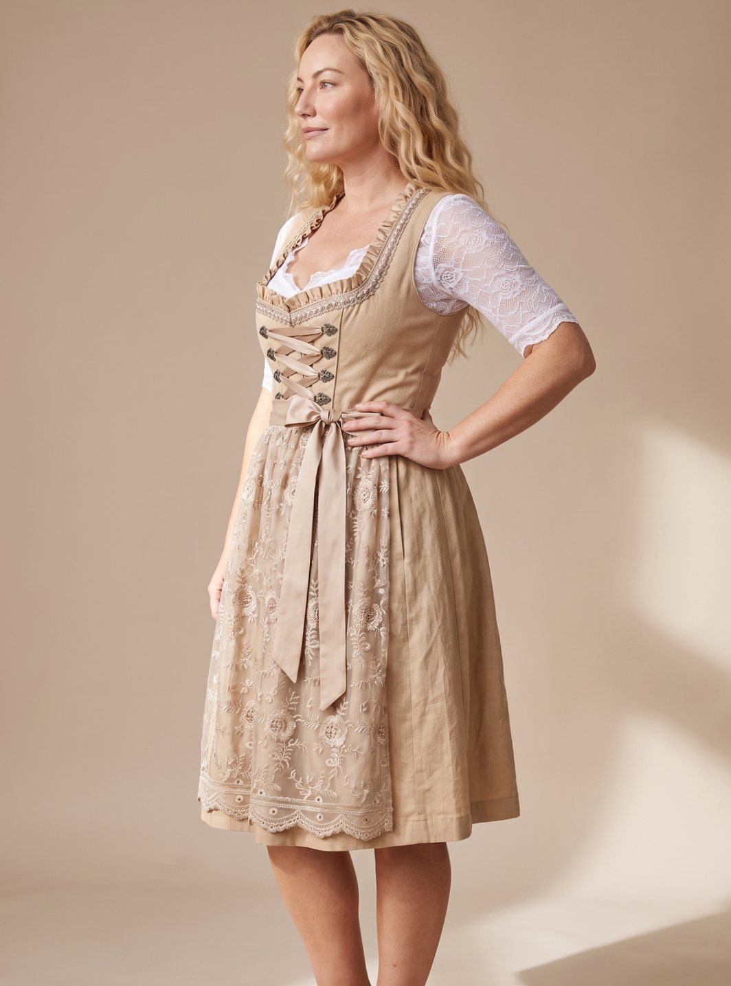 Gitte | Dame dirndl-kjole med blondebluse og snøring