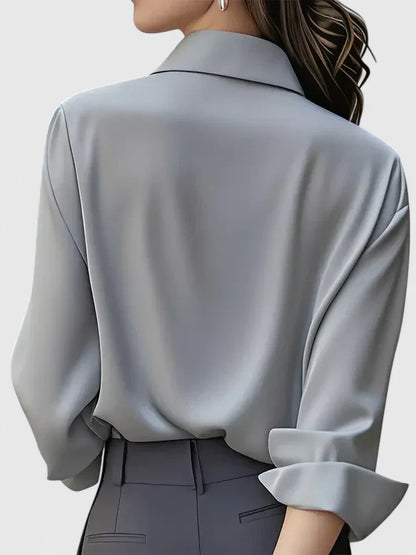 Ditte | Dame satin bluse med knaplukning og langærmet