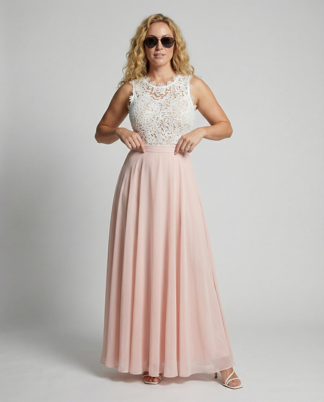 Sanna | Maxikjole med blondedetaljer og figursyet talje | Elegant