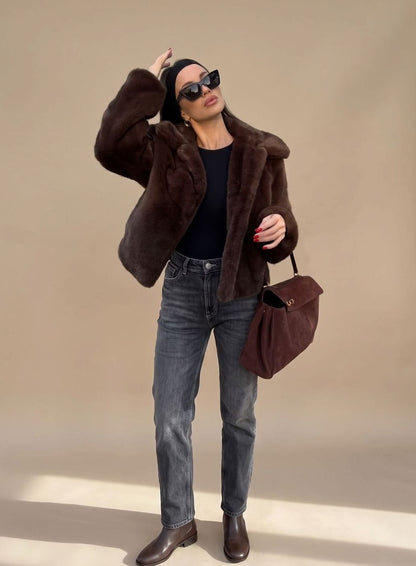 Agnes | Kurze Kunstpelzjacke für Damen mit klassischem Kragen und flauschigem Design