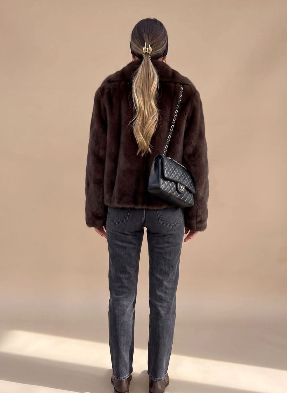 Agnes | Kurze Kunstpelzjacke für Damen mit klassischem Kragen und flauschigem Design