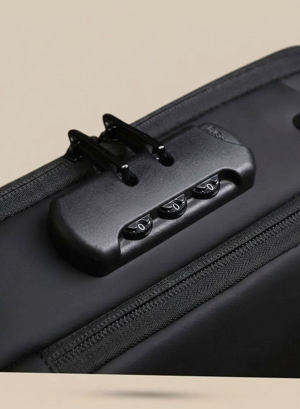 Jan | Wasserabweisende Herren-Umhängetasche mit USB-Anschluss und Taschen