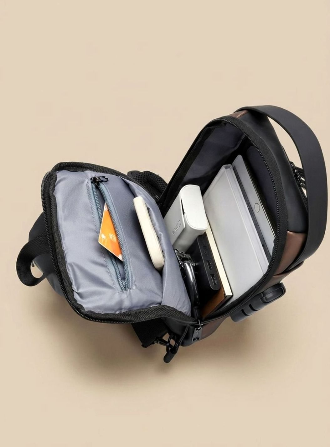 Jan | Wasserabweisende Herren-Umhängetasche mit USB-Anschluss und Taschen