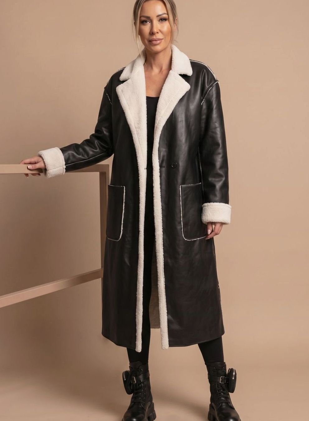Laura | Langer Wintermantel für Damen aus Kunstleder mit Fleece-Details