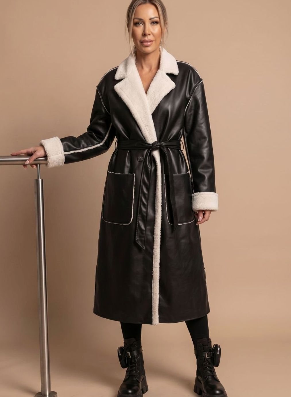 Laura | Langer Wintermantel für Damen aus Kunstleder mit Fleece-Details