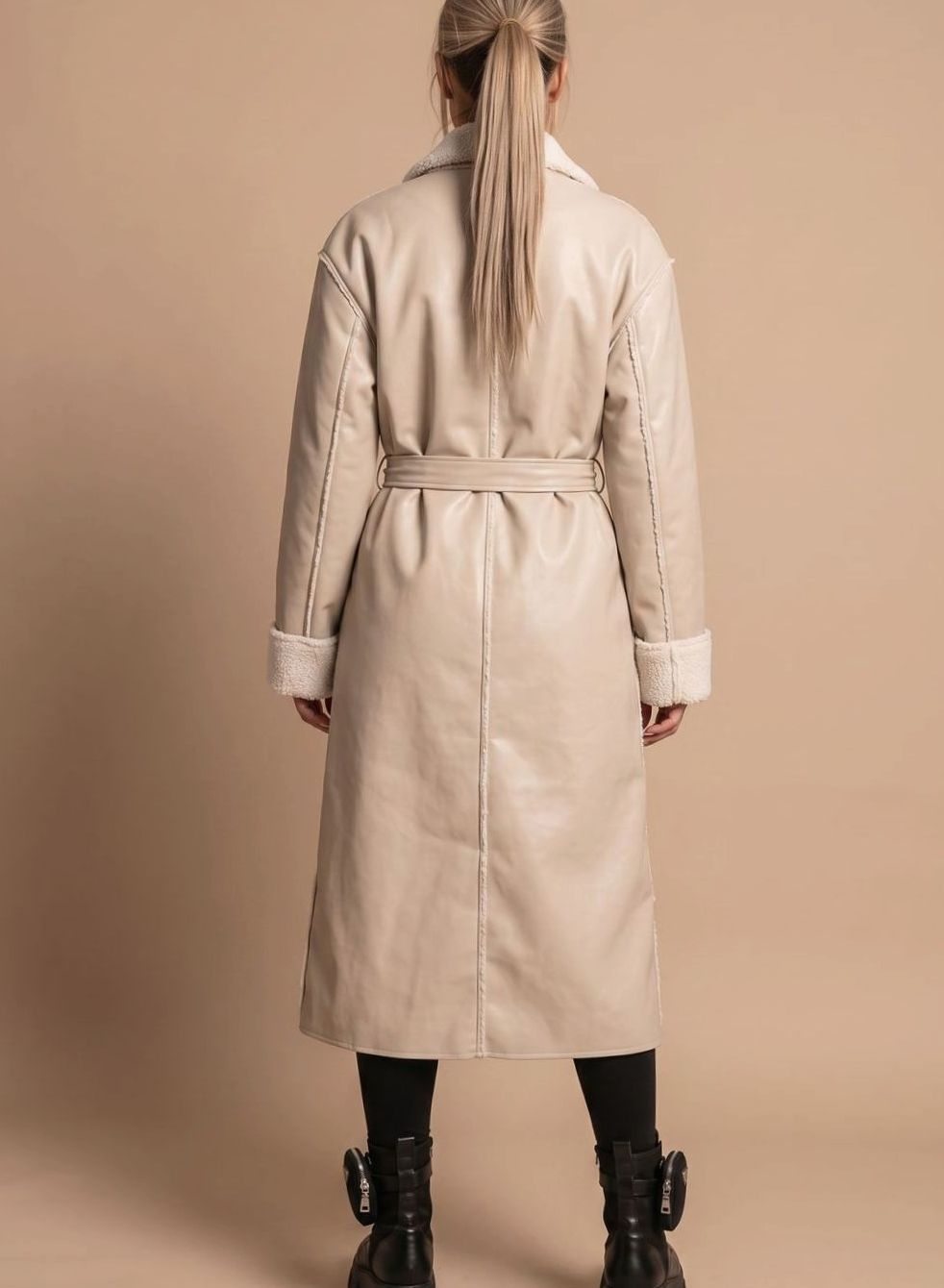Laura | Langer Wintermantel für Damen aus Kunstleder mit Fleece-Details