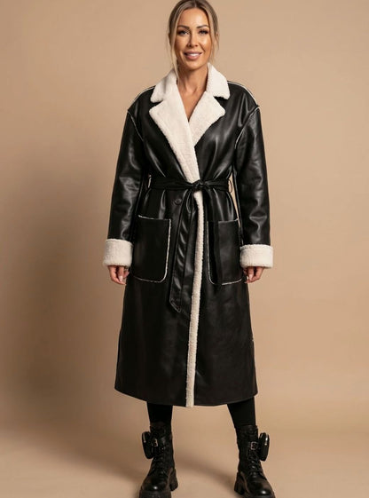Laura | Langer Wintermantel für Damen aus Kunstleder mit Fleece-Details