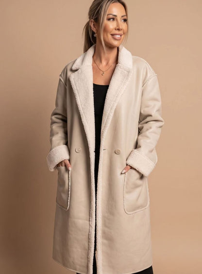 Laura | Langer Wintermantel für Damen aus Kunstleder mit Fleece-Details