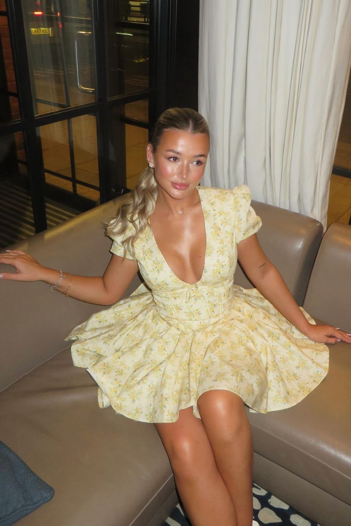 Rikke | Dame minikjole i A-form med blomsterprint og puffærmer